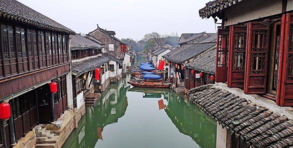 看着娘家人的车辆驶离，新娘忍不住落泪。新郎默默上前拭泪安慰